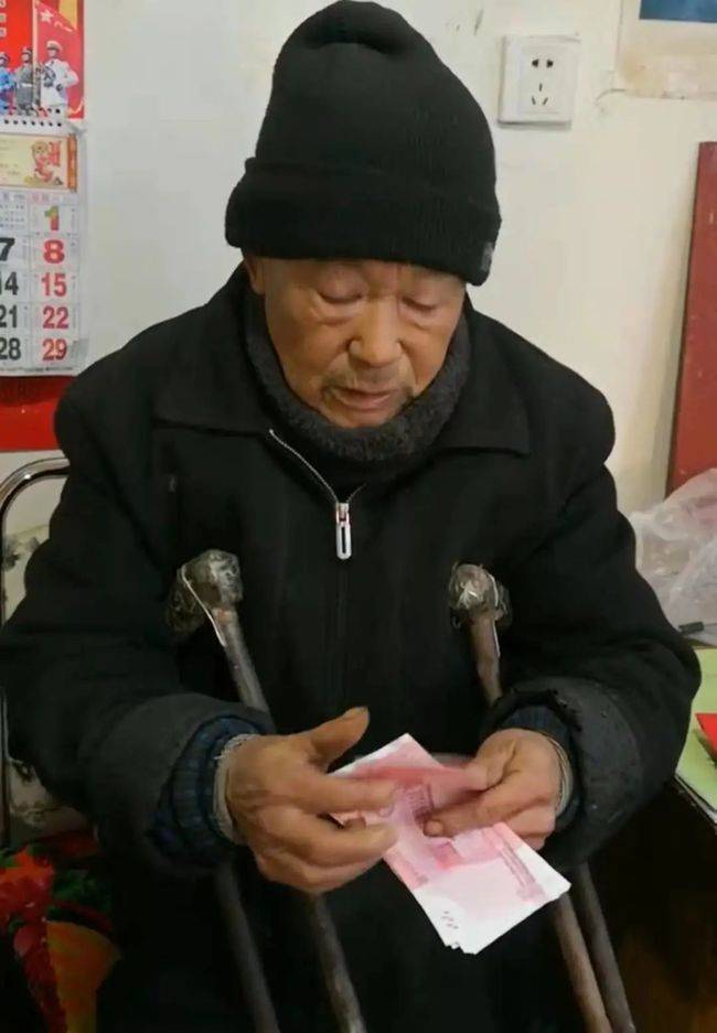 ▲ 收到爱心网友的捐款，王振现有些激动