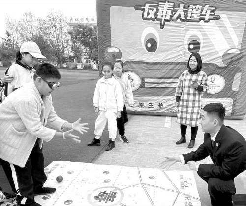 　　　近日，山东省枣庄市市中区检察院组织干警走进永安镇中心小学，开展禁毒宣传活动。活动中，检察干警通过禁毒教育课、VR禁毒模拟体验等方式，增强孩子们拒毒、防毒的意识和能力。　本报通讯员武兴才　李丽摄