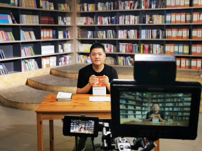 正在讲书的樊登 图片来源：樊登微博