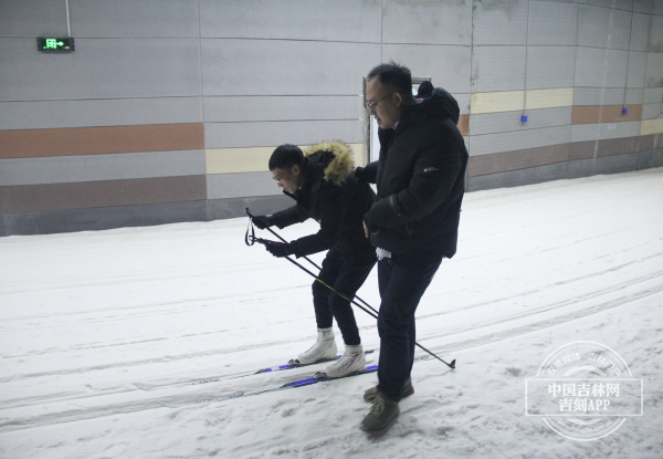 中国吉林网记者志明体验越野滑雪