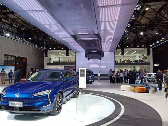 华为智选SF5展台：《商学院》记者张浩然 摄于2021年上海车展