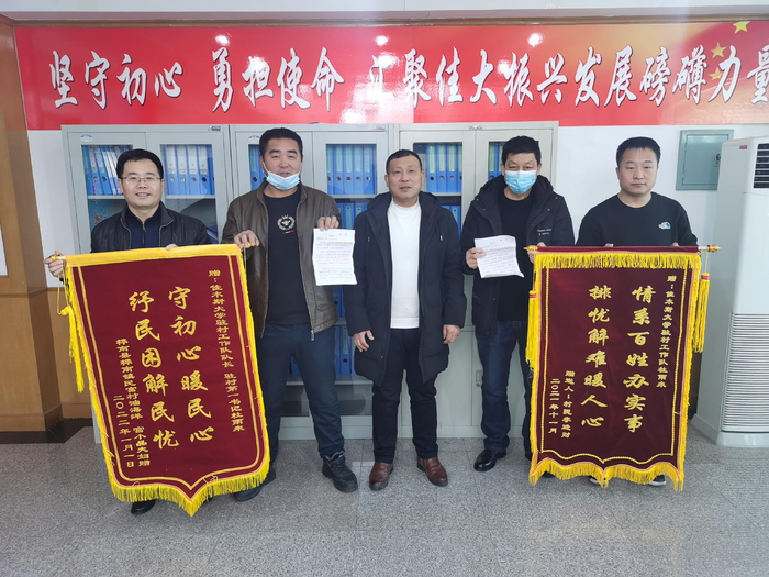 两面锦旗和两封感谢信代表了广大村民的心声。