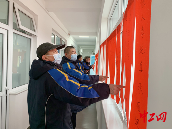 图为车队职工猜灯谜 可欣摄