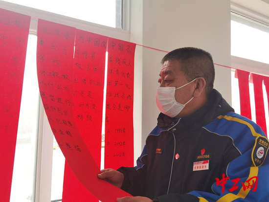 图为车队职工猜灯谜 可欣摄