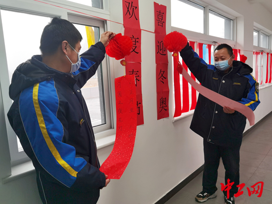 图为车队职工猜灯谜 可欣摄