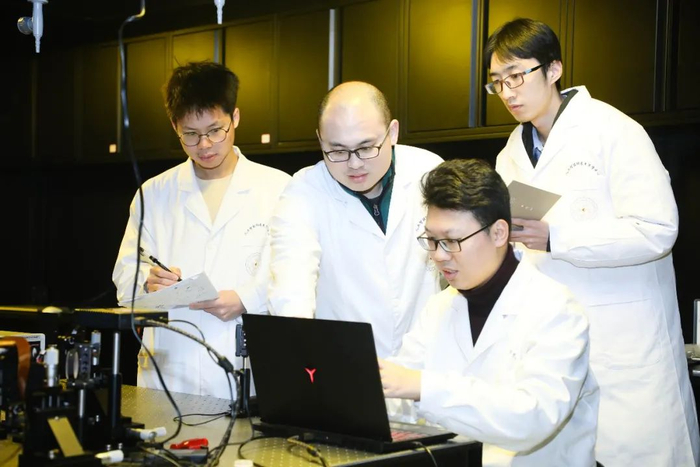 方心远指导学生进行科研