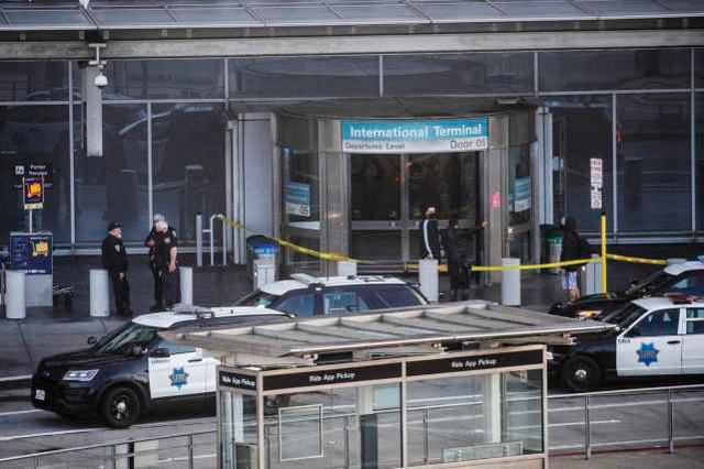 警车停在旧金山国际机场外 图源：美媒