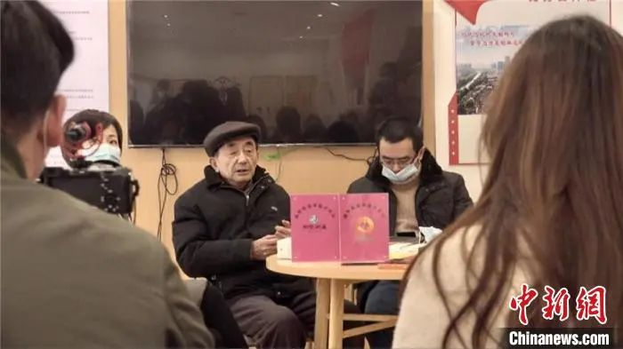 金性勇父子接受中新网采访。沈亦山 摄