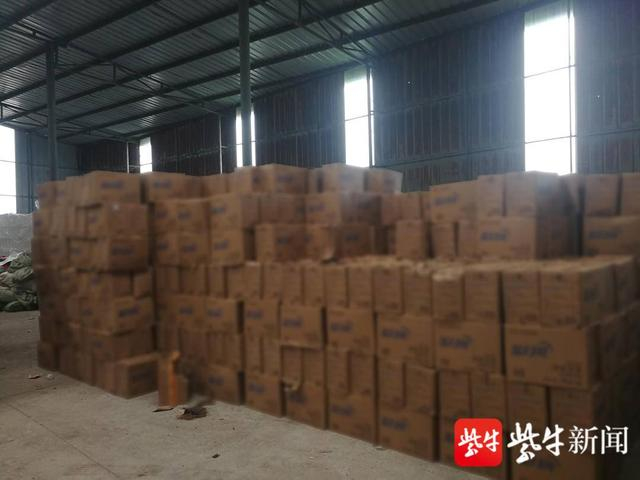 图为警方现场查获的制假产品的外包装盒以及假冒的品牌洗衣液