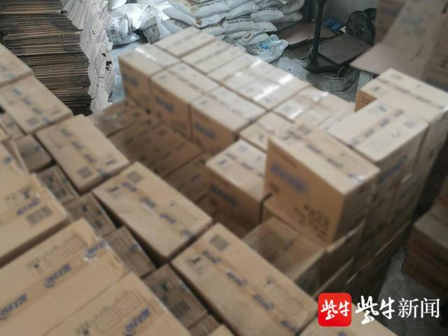 图为警方现场查获的制假产品的外包装盒以及假冒的品牌洗衣液