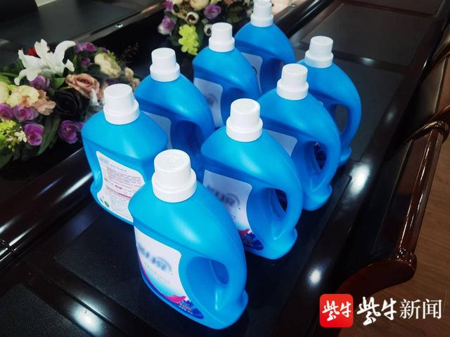 图为警方现场查获的制假产品的外包装盒以及假冒的品牌洗衣液