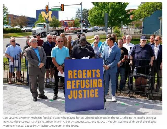 发表讲话的受害者（报道截图）