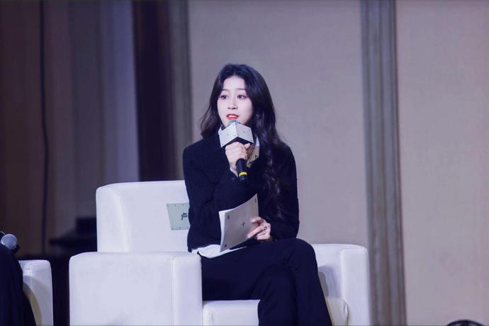 （時尚博主卢烟烟）