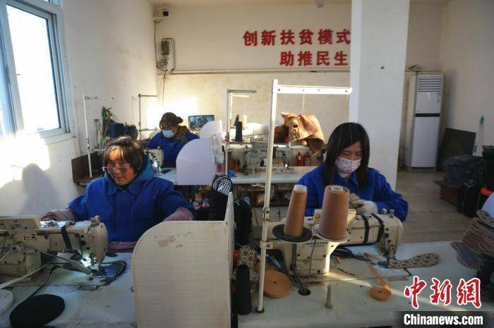 河南省辉县市西平罗乡兆村的一个扶贫就业车间里，女工们正在加工鞋垫。　韩章云 摄