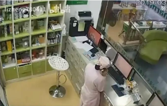 ▲ 网络流出的疑似医院摄像头被破解画面