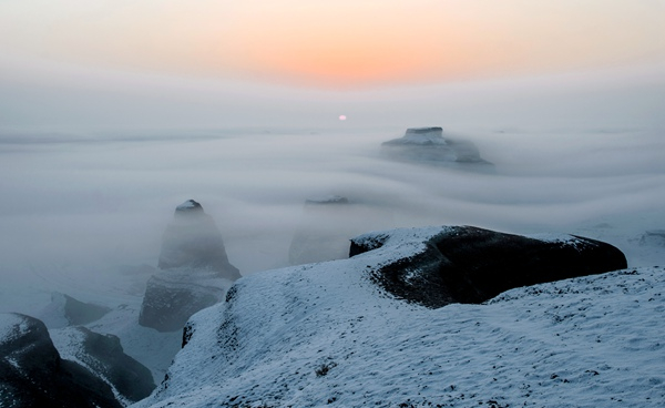 才见岭头云似盖，已惊岩下雪如尘。（新疆维吾尔自治区克拉玛依市乌尔禾区纪委监委供 艾克热木江•帕尔哈提 摄）