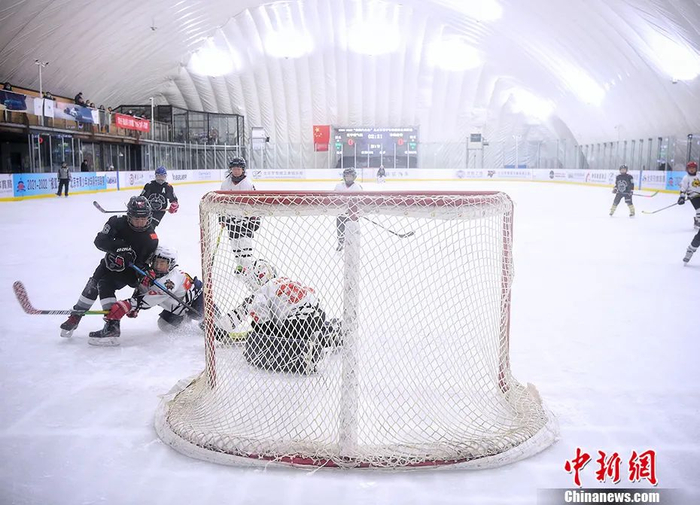 图为玄甲喷气机队（黑）在比赛中。