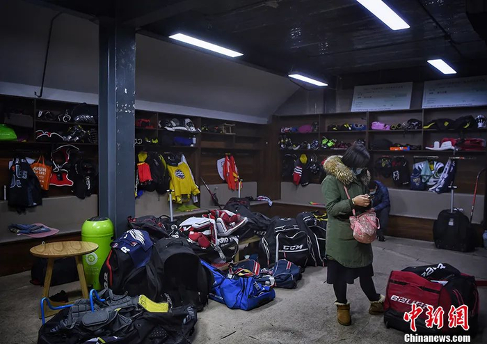 图为玄甲喷气机队参加比赛时的更衣室。