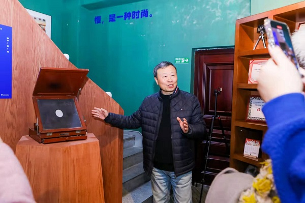 图说：陈林兴为旅游达人讲述老底子拍照片的故事