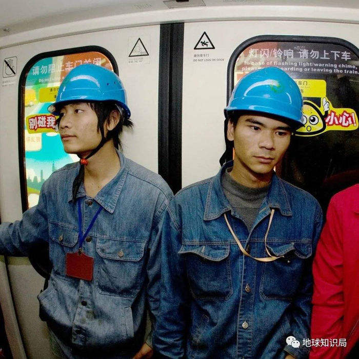广东工友等你们来（真正的搬砖人，图：壹图网）