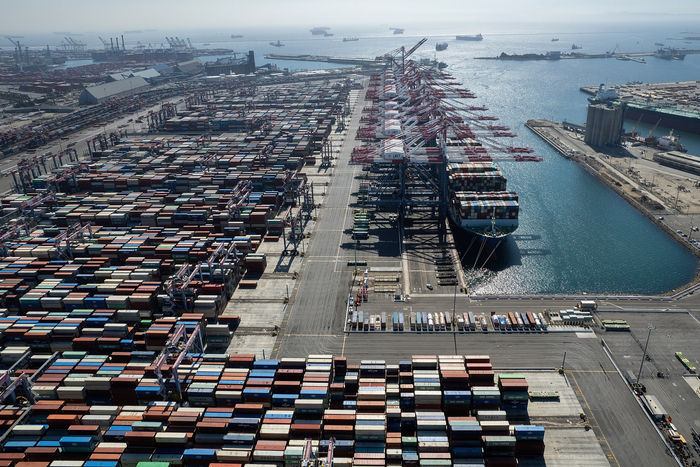 美国加州洛杉矶港，货物积压情况严重（图源：视觉中国）