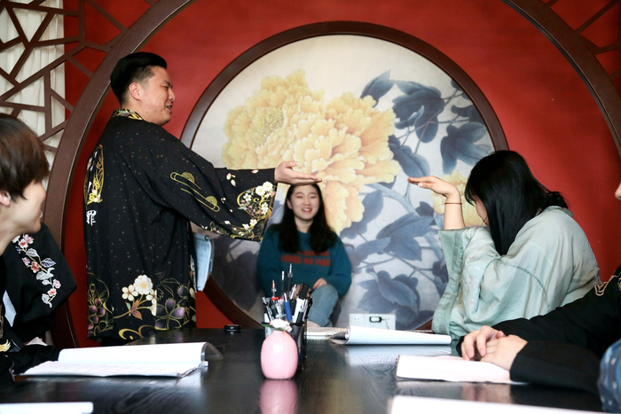 2021年3月22日，在陕西省西安市一处“剧本杀”门店内，玩家们在扮演不同角色 &nbsp;图源：视觉中国