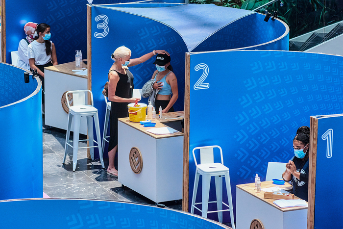 当地时间2021年12月9日，南非约翰内斯堡，当地民众排队接种新冠疫苗。（图源：视觉中国）