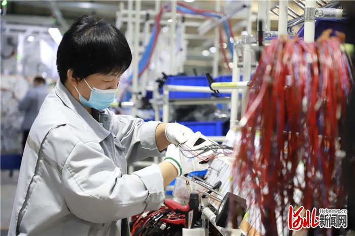 莱尼线束公司生产车间内，员工正在进行排线操作。 通讯员王勇博摄