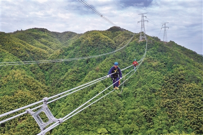     输电运检人员对500千伏舜明线进行安全性检查。