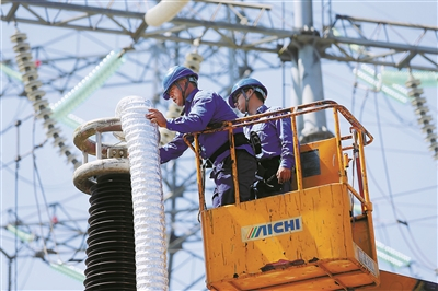     检修人员在220千伏双浦变电站开展电网主设备检修。
