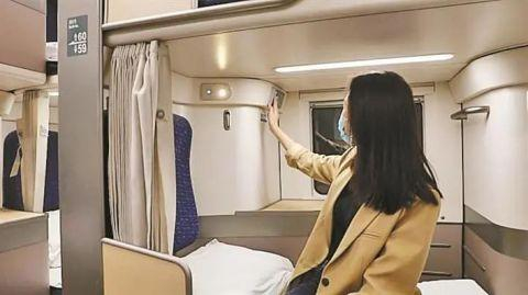 深晚记者体验卧铺设备。深圳晚报记者 唐尧 摄