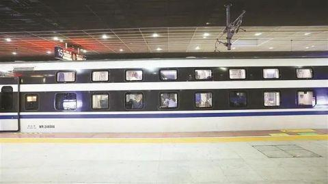 1月22日晚，旅客登上D904次列车准备出发。深圳晚报记者 唐尧 摄