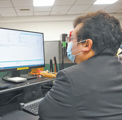 工行北京市分行消费者权益保护办公室的工作人员在处理客户投诉。人民日报记者 葛孟超摄