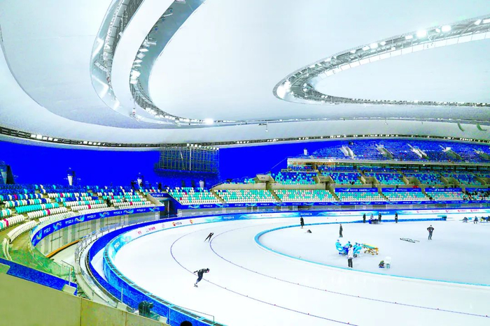 北京冬奥会前，国家速滑馆举办的速度滑冰测试赛受到参赛选手的好评。图为去年“相约北京”冰上项目测试活动速度滑冰比赛在国家速滑馆举行。萧峰 摄