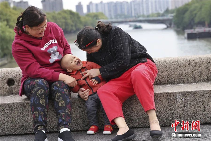 2021年10月，浙江杭州，市民在拱宸桥上休闲。中新社发 刘占坤 摄