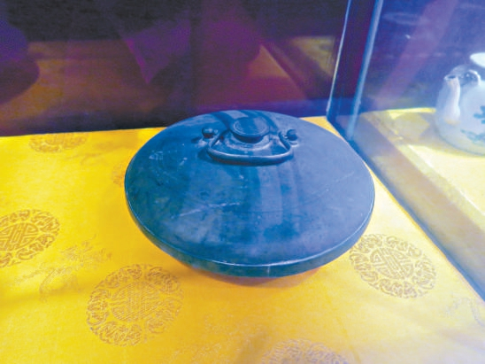 　　金属制“汤婆子”（图1）