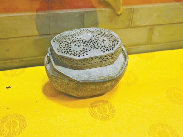 　　八角形手炉（图5）