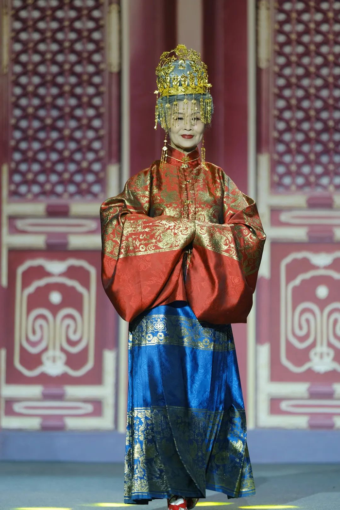 历史原型为明代士绅阶层的女性装束；