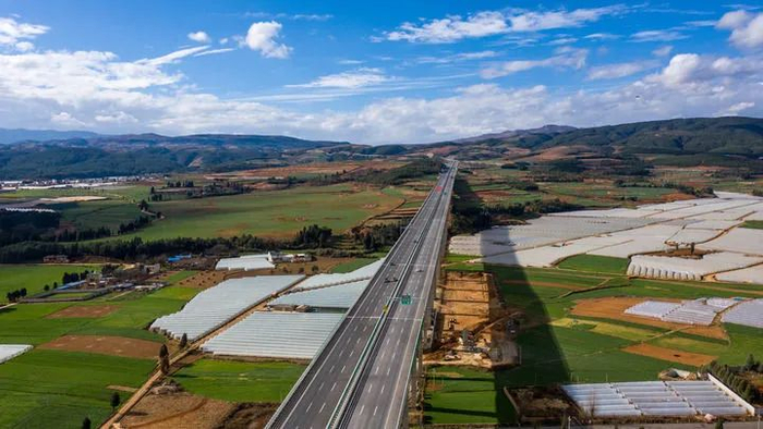 这是2021年通车的武倘寻高速凤龙山特大桥一景（无人机照片，1月15日摄）。新华社记者胡超 摄