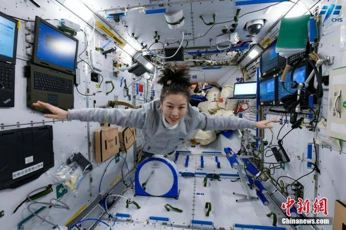 翟志刚与叶光富作为太空摄影师为王亚平拍摄了高清美图，带大家看看空间站生活的小确幸。 中国载人航天工程办公室 资料图
