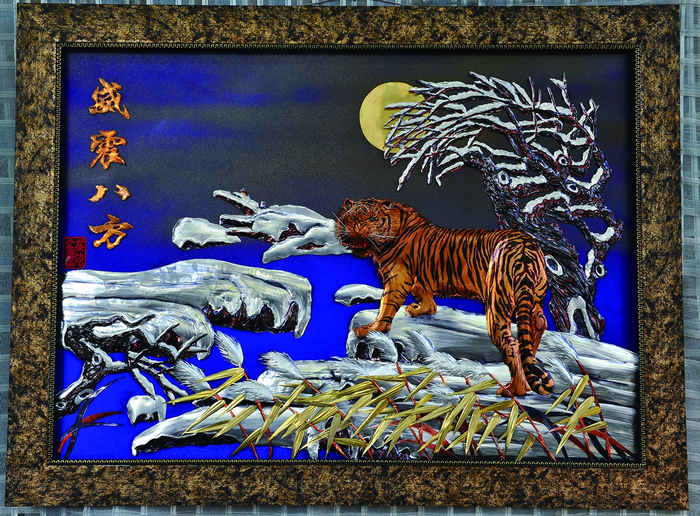     武强制作的锻铜浮雕《威震八方》。      袁迪 摄