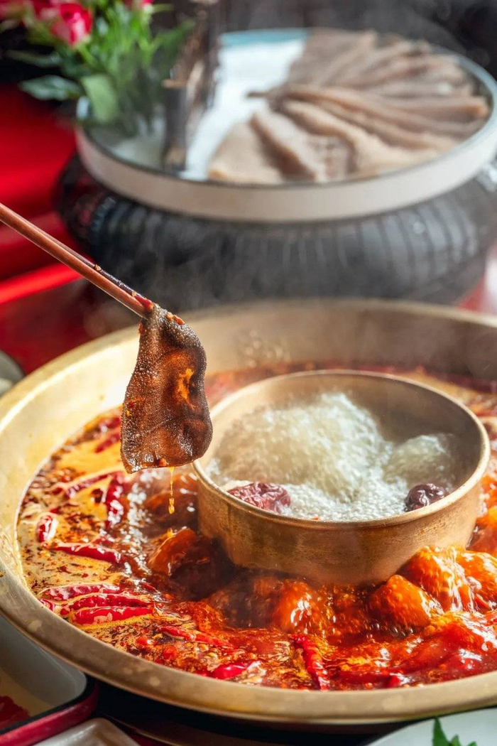 涮毛肚，永远是吃火锅最认真的场景。摄影/吴学文