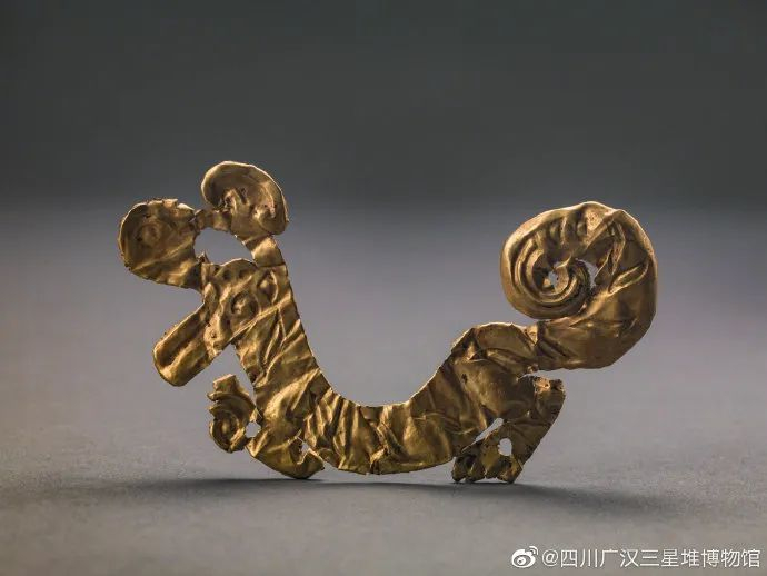 金箔虎，遍体压印了“目”字形的虎斑纹，四肢收缩、尾巴上翘、嘴巴大张，像是在与敌人对峙时咆哮一样，看起来凶猛又威风。图片来源：三星堆博物馆官方微博 