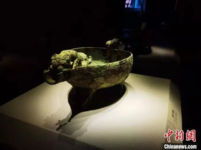 西周时期的晋侯牛虎匜。胡健 摄 