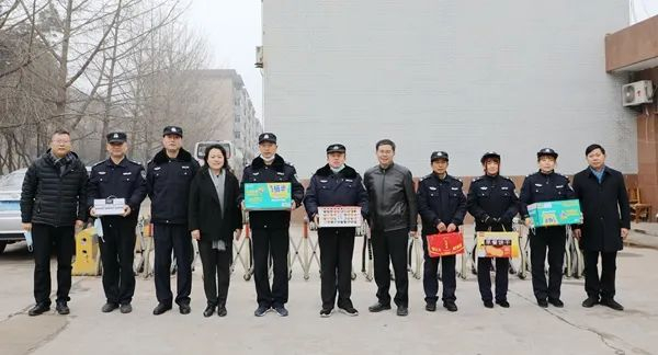 副校长冷畅俭、赵敏娟看望慰问保卫值守人员