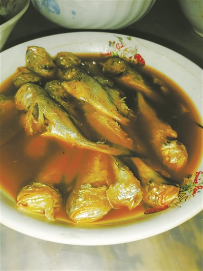     咸齑卤蒸小梅鱼，略加了一点酱油。