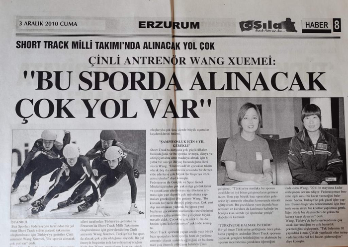 △王雪梅教练（右图右一）接受土耳其当地媒体采访。