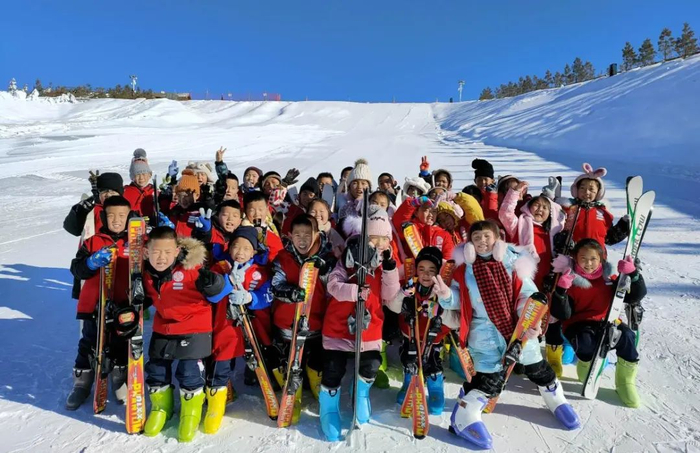 伊金霍洛旗第三小学特色体育滑雪课