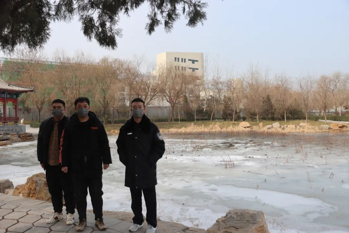 勇救男孩的三名辅警（从左至右依次为李浩楠、刘昀淇、李响）。