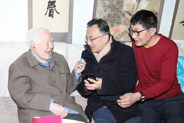 校党委副书记吕卫东看望慰问